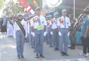 Peserta gerak Jalan Dari SMK Muda