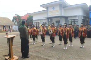 Prosesi Denpasma SMK Muda Gresik Serahkan Piala kepada Sekolah