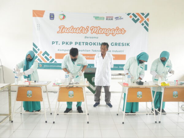 Update Skill Kimia Industri di Kelas Industri Mengajar SMK Muhammadiyah 2 Gresik