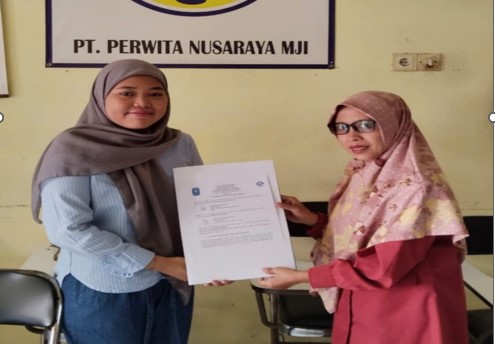 Ketua BKK SMK Muda Melakukan Penyerahan MoU Dengan Salah Satu Mitra DUDI