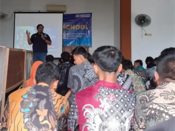 BNN Goes to School saat penyuluhan bahaya narkoba dan sosialisasi Gresik Bersih Narkoba di SMK Muhammadiyah 2 Gresik. Foto: Yasmin