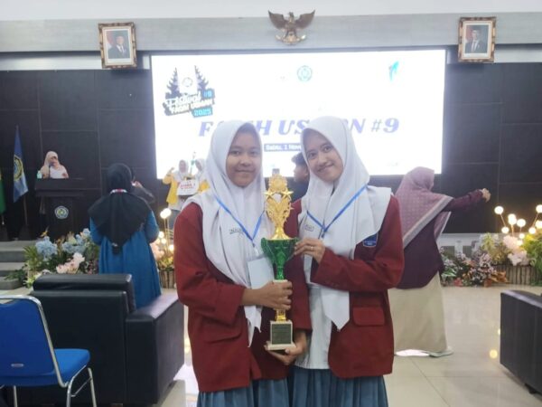 Duet Naura dan Mutia Menangkan Lomba LKTI di FFU 2025